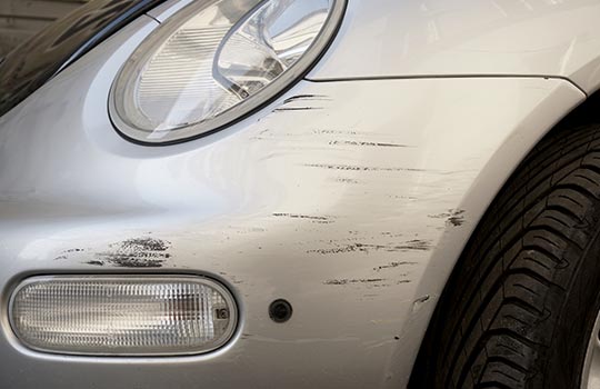 Auto con graffi su scocca, riparazione express